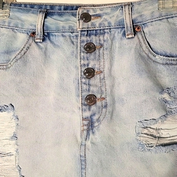 Forever 21 A-Line Blue Denim Mini Distressed Frayed Hem Jean Shirt Size 28 - Picture 2 of 5